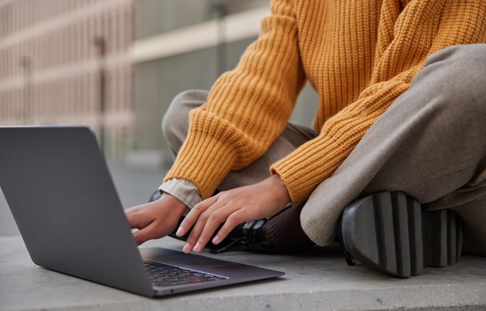 Professionell eingerichteter Heimarbeitsplatz für Finanzanalyse