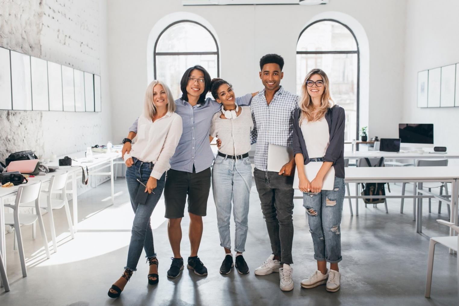 Finanzanalyse Arbeitsplatz mit Charts und Berichten